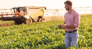 Agrônomo observando uma lavoura
